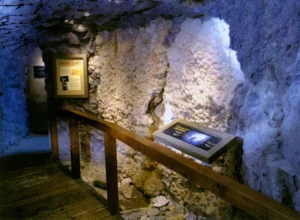 Cavern wall of calcite, quartz, pyrite, and citrine in the Prospector’s Cave walkthrough.
