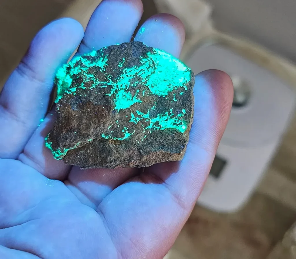 UV Reactive Stone